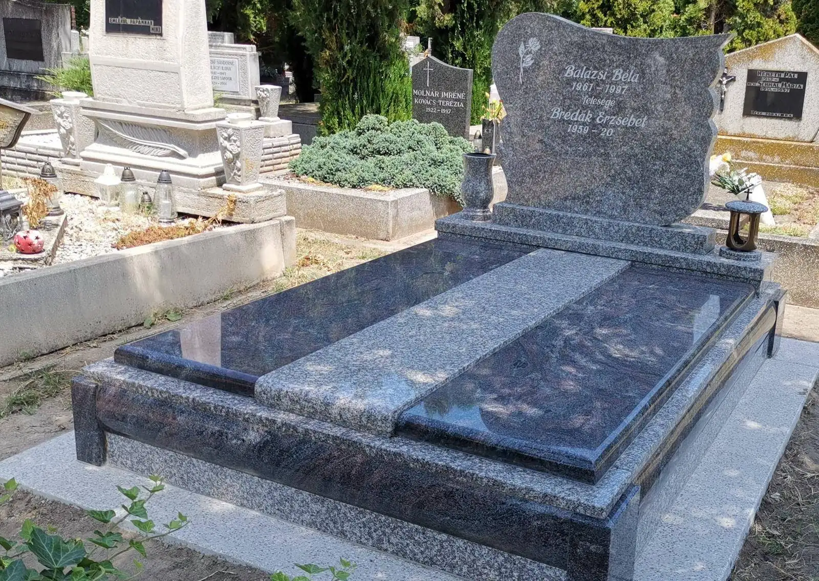 Szürke gránit dupla síremlék temetői környezetben