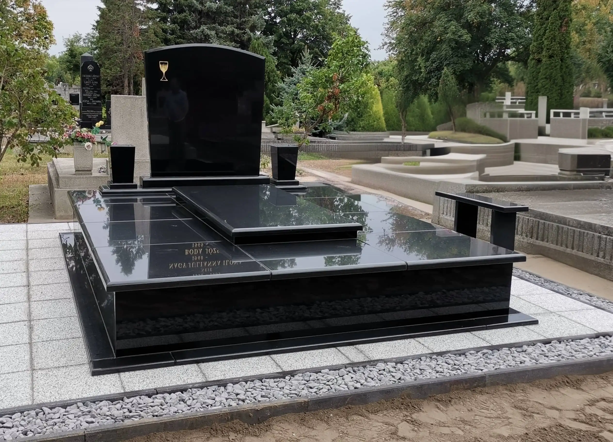 Gránit kripta és családi emlékhely temetőben