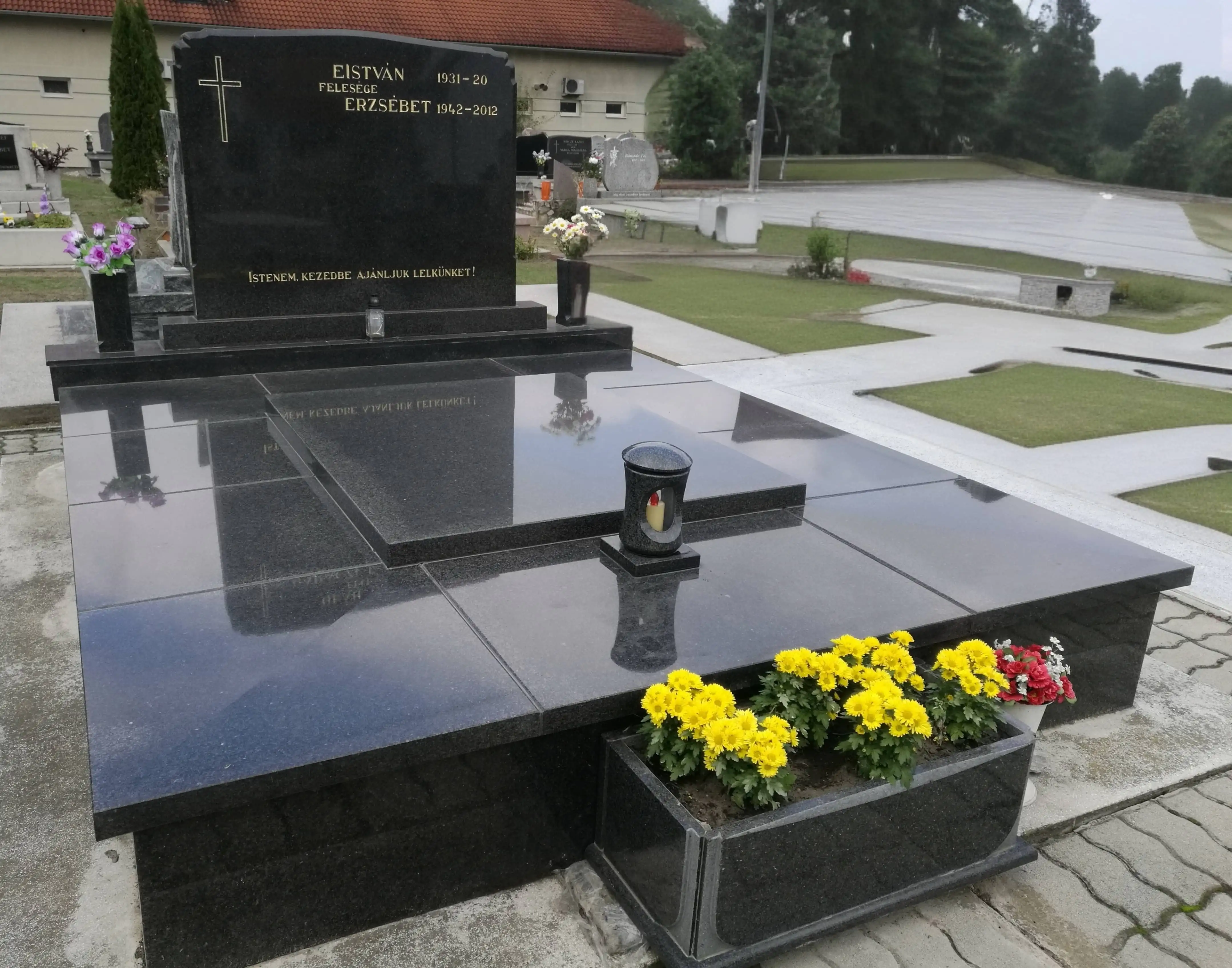 Gránit kripta és családi emlékhely temetőben