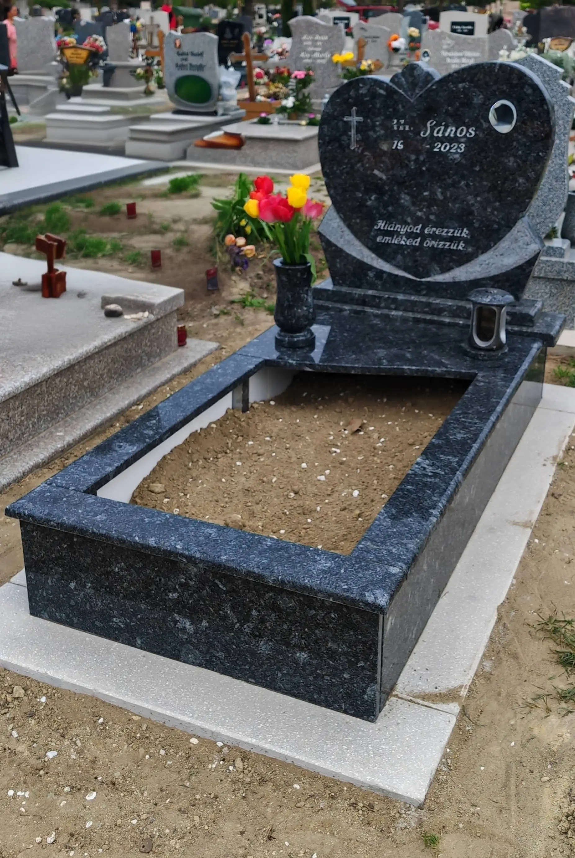 Gránit szimpla síremlék temetői környezetben