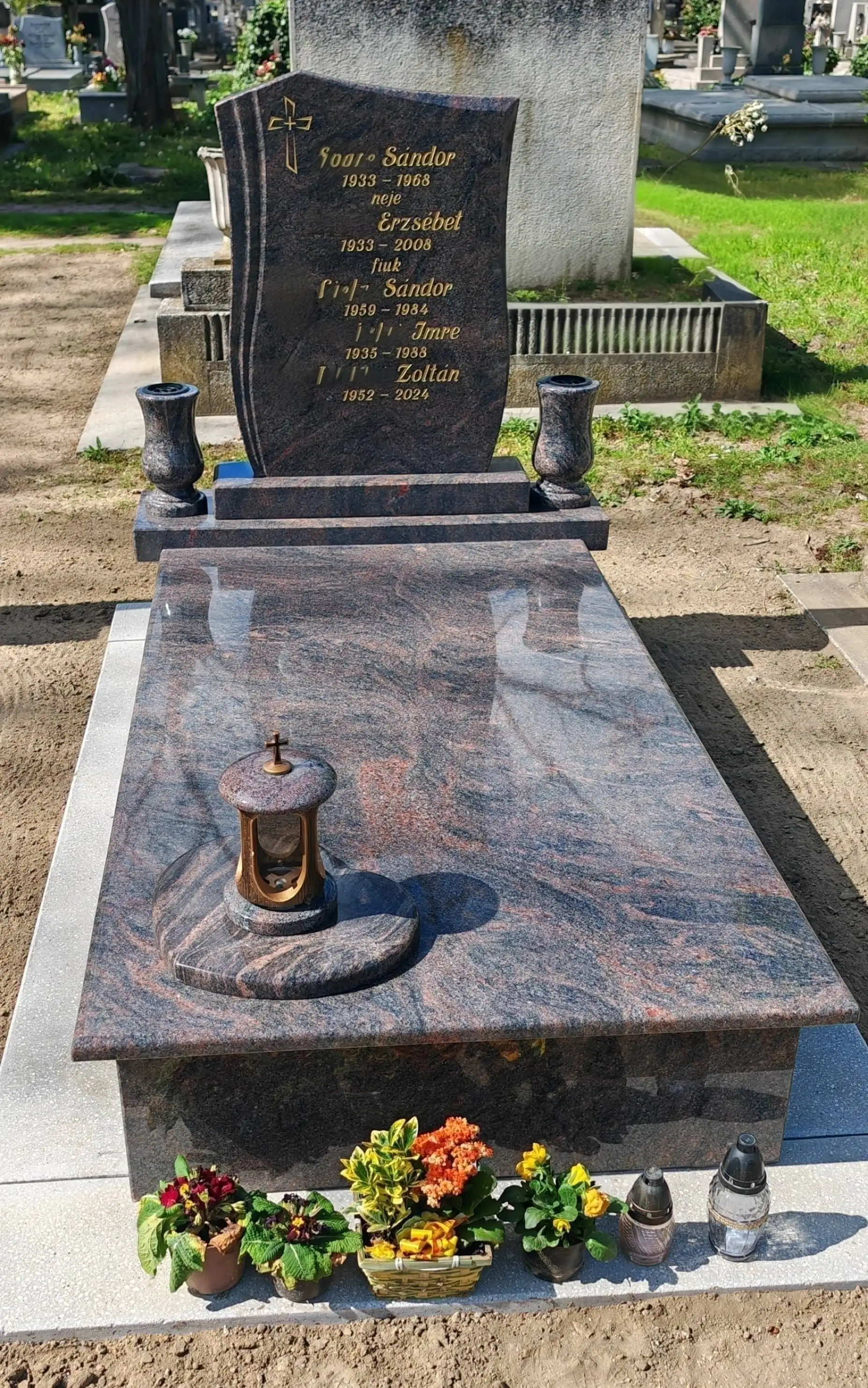 Gránit szimpla síremlék temetői környezetben