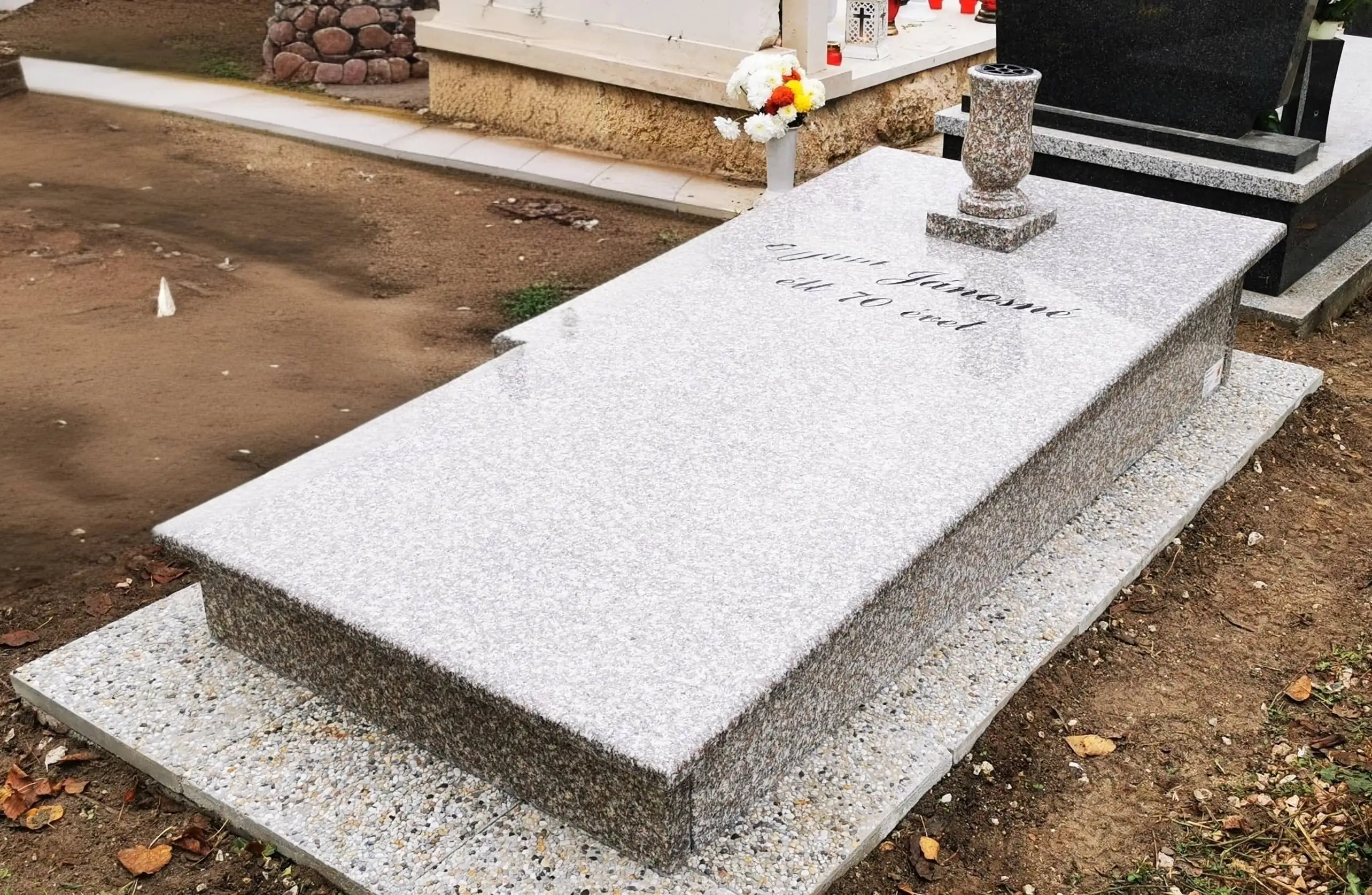 Gránit szimpla síremlék temetői környezetben
