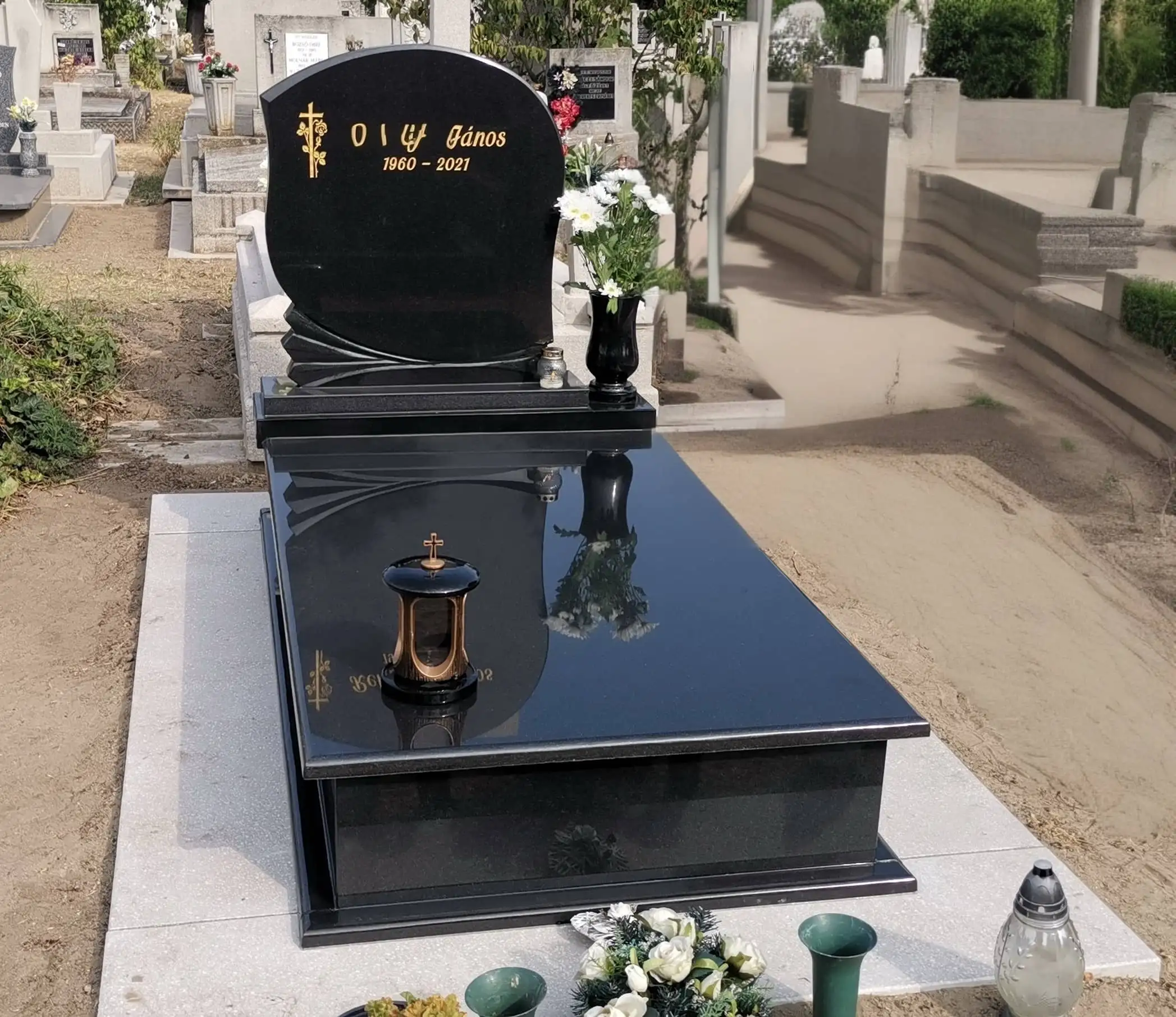 Gránit szimpla síremlék temetői környezetben