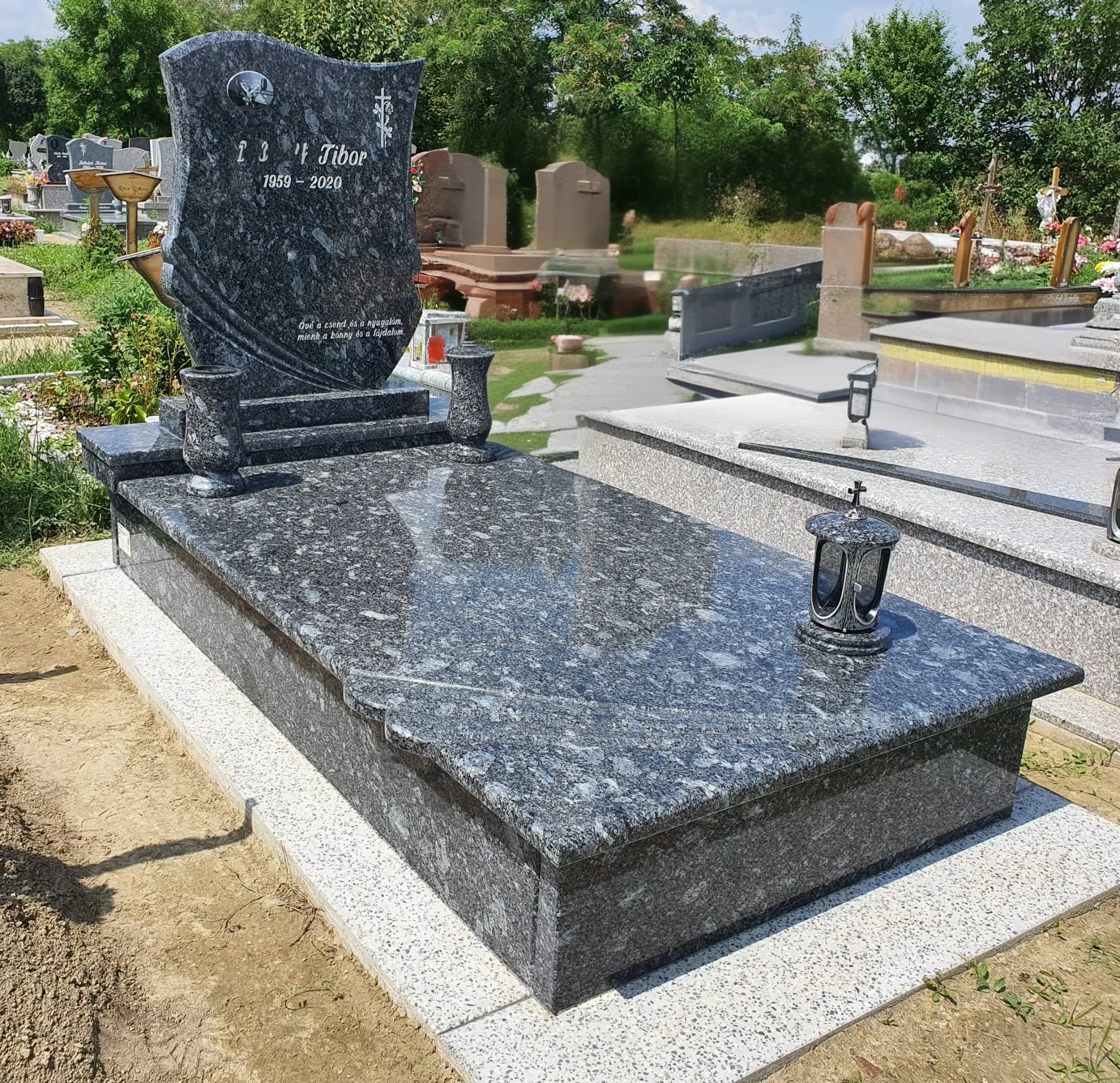 Gránit szimpla síremlék temetői környezetben