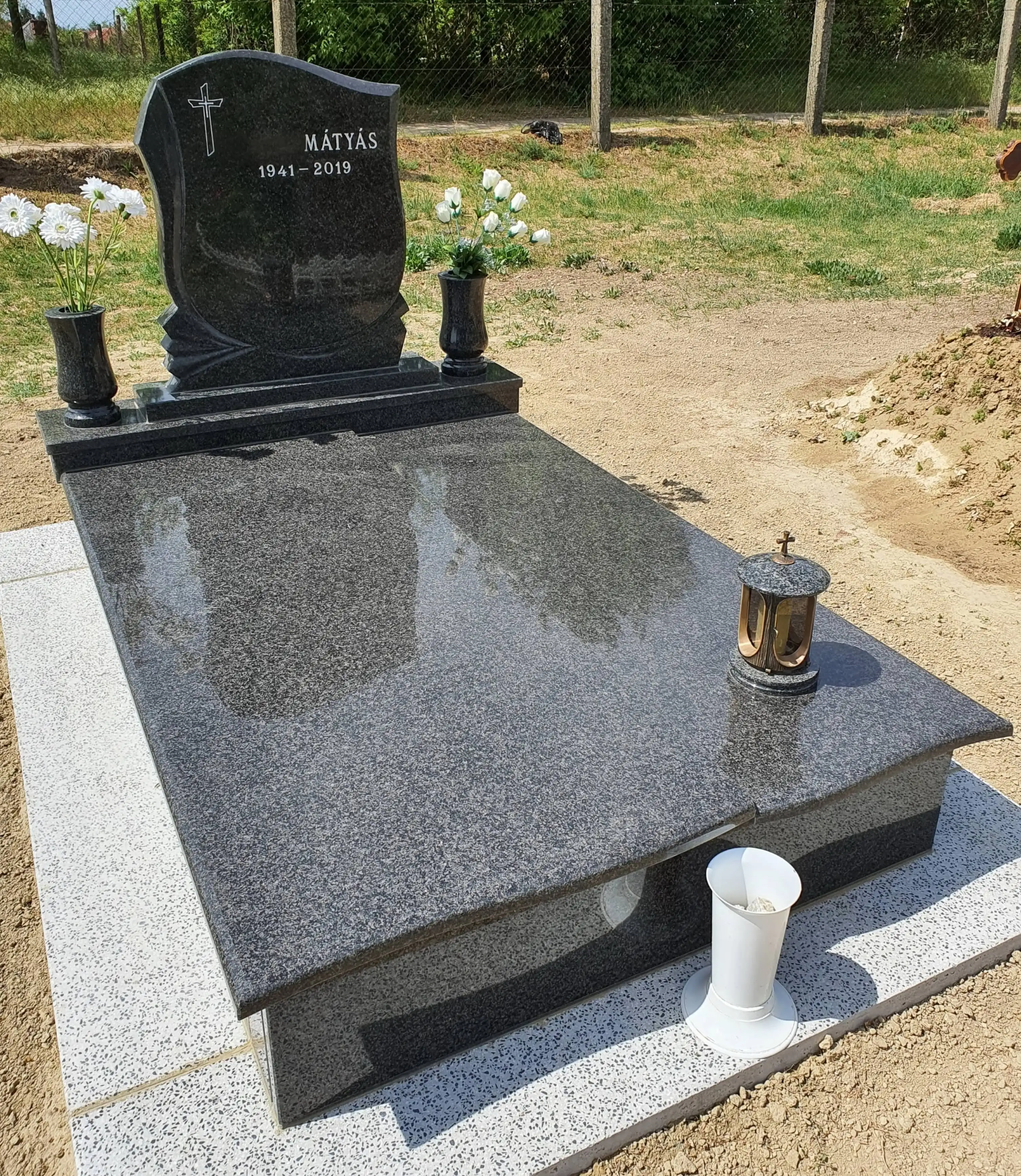 Gránit szimpla síremlék temetői környezetben