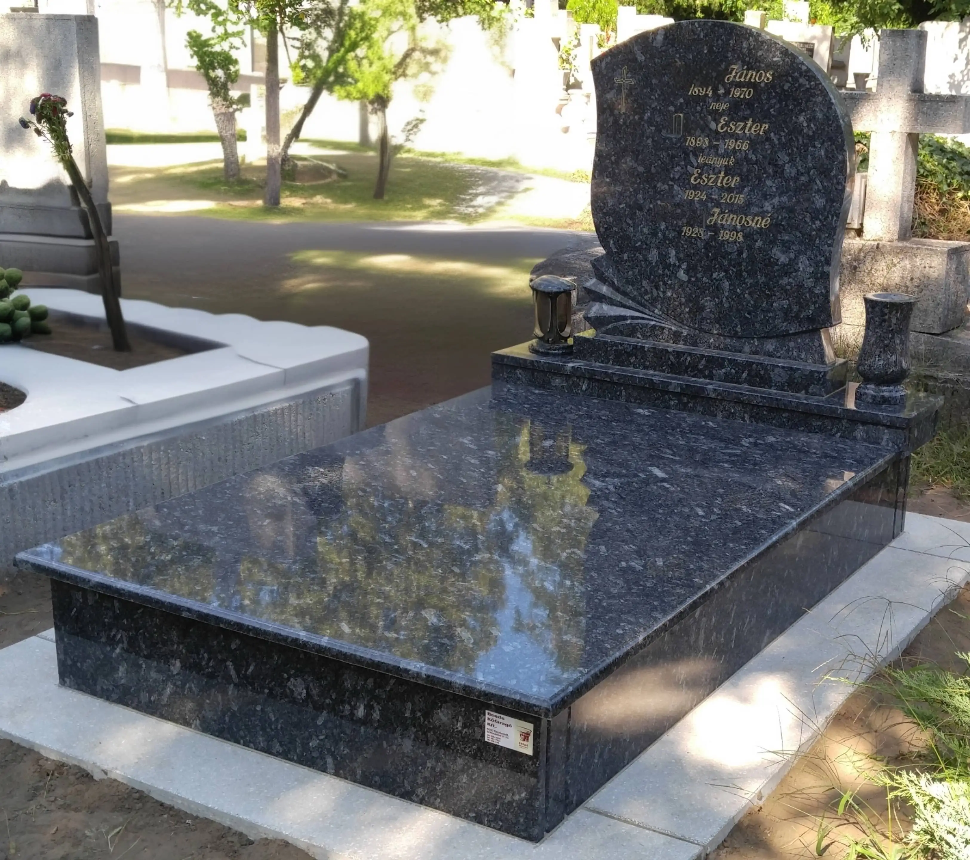 Gránit szimpla síremlék temetői környezetben