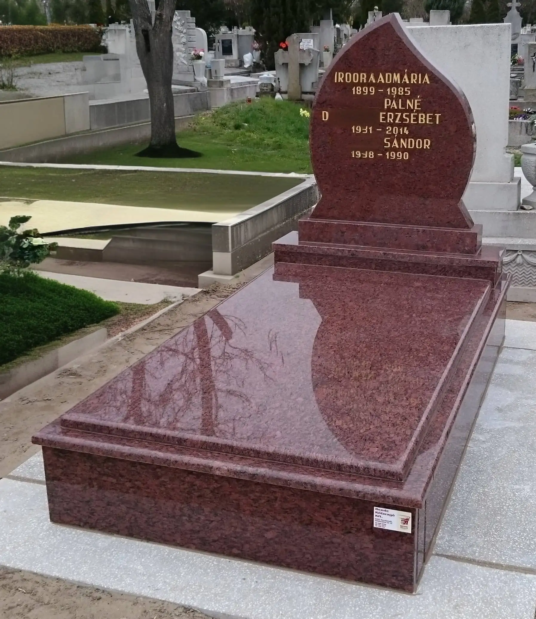 Gránit szimpla síremlék temetői környezetben
