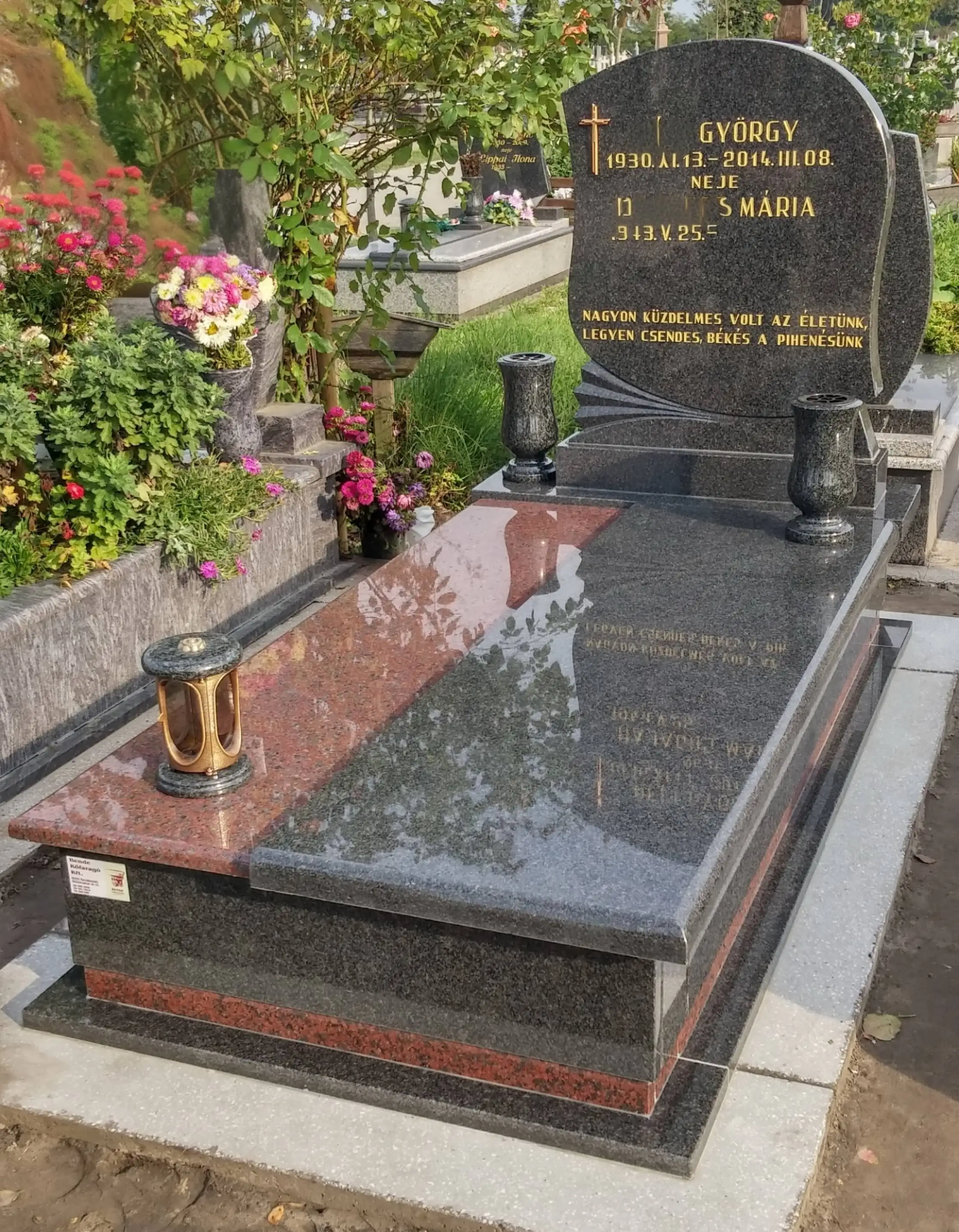 Gránit szimpla síremlék temetői környezetben
